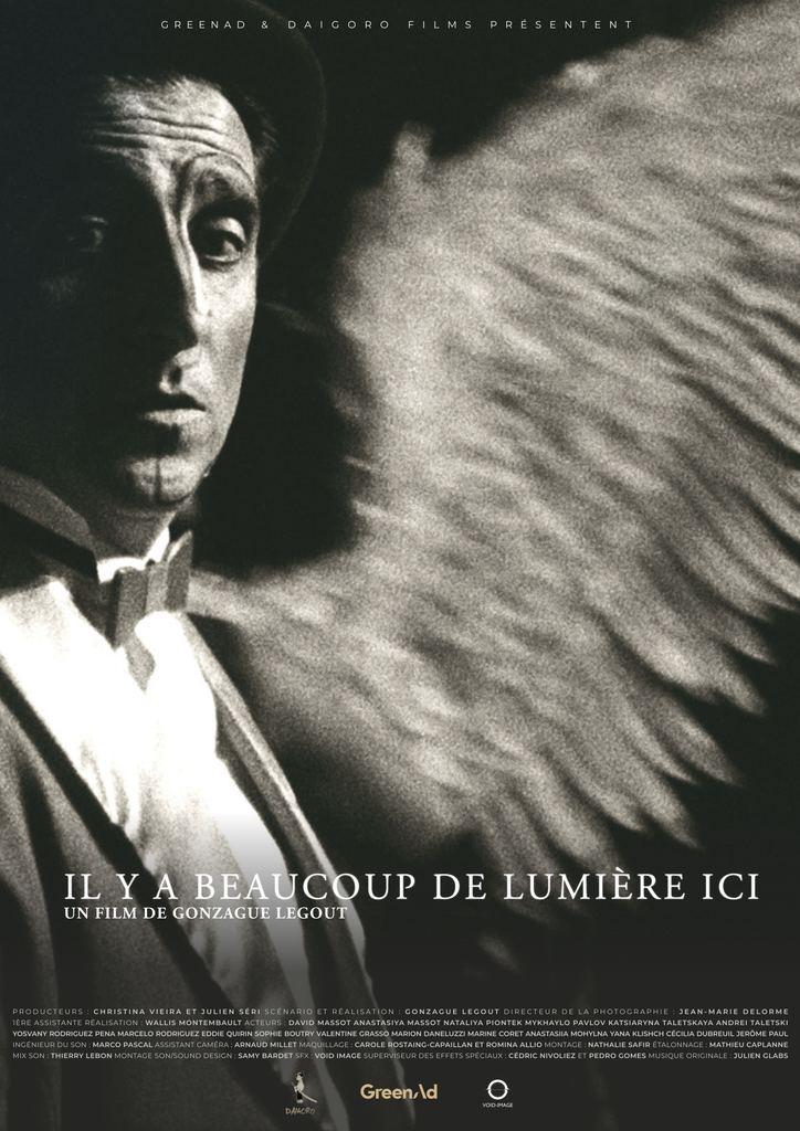 affiche du film Il y a beaucoup de lumière ici