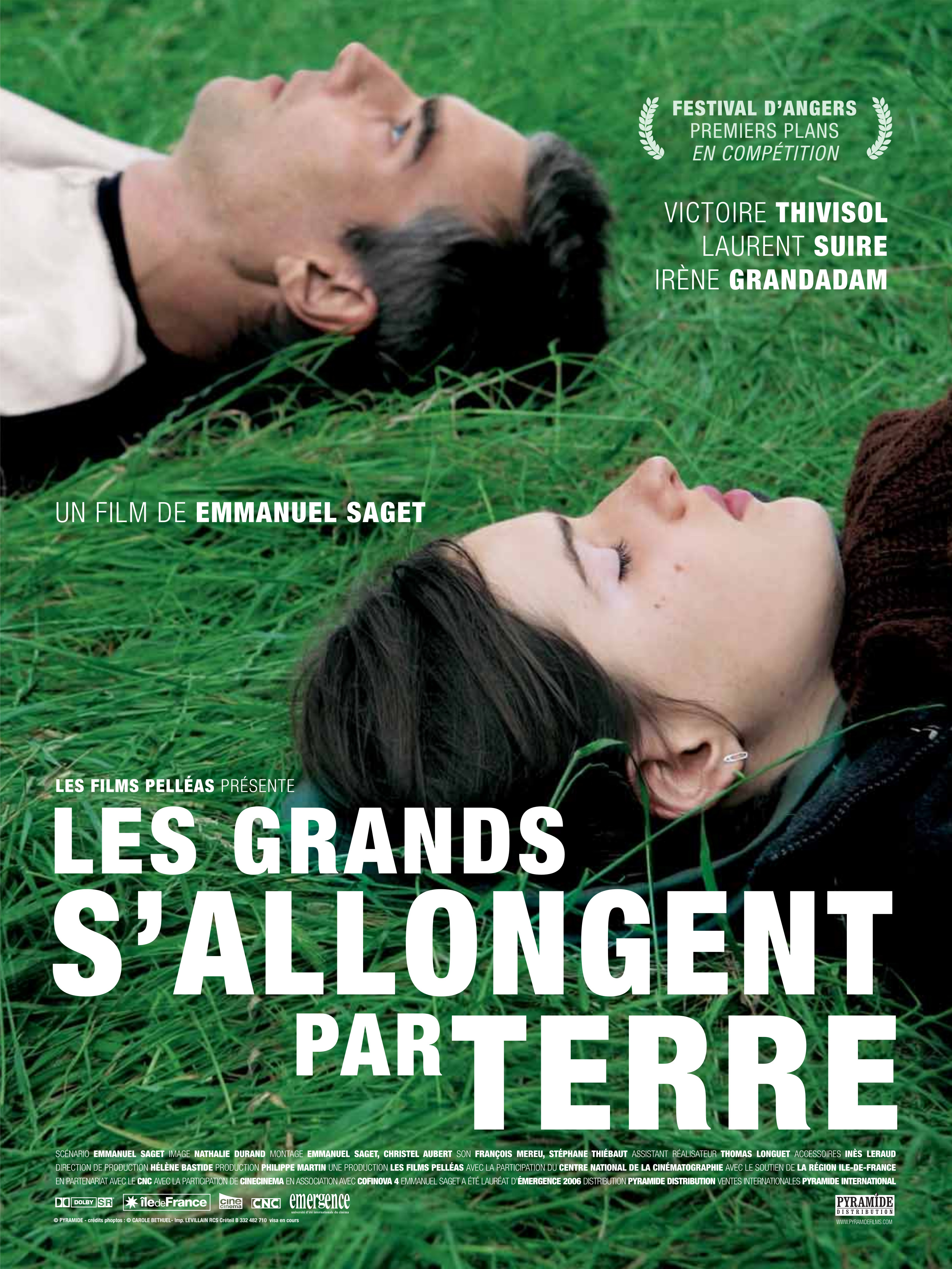 affiche du film Les grands s'allongent par terre
