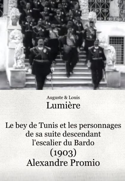 affiche du film Le Bey de Tunis et les personnages de sa suite descendant l'escalier du Bardo