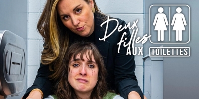 Deux filles aux toilettes